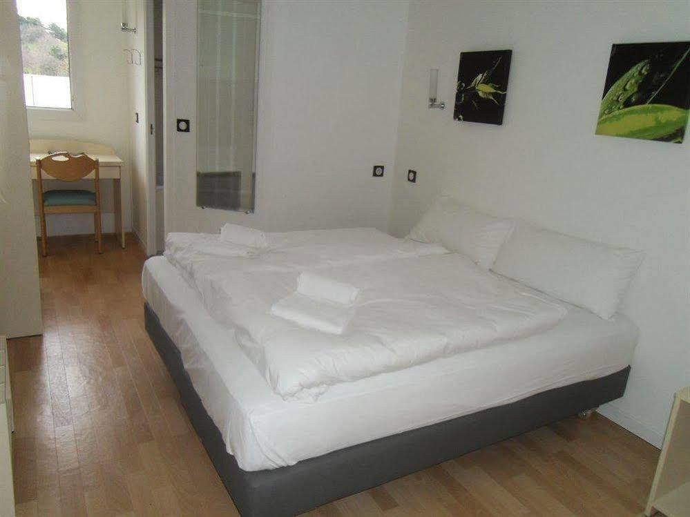Hotel L'Amandier Nanterre Kültér fotó
